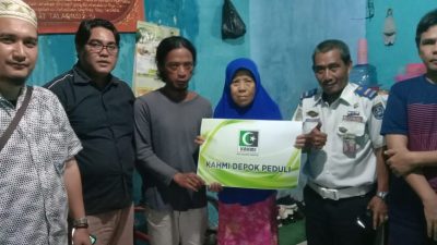 Janda Miskin di Mampang Depok dapat bantuan bahan bangunan dari Kahmi Depok