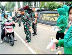 Koramil 06/Cimanggis Depok Kembali Bagi-Bagi Takjil ke Pengendara