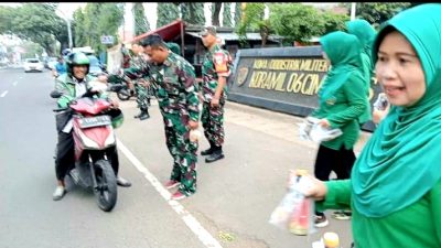 Koramil 06/Cimanggis Depok Kembali Bagi-Bagi Takjil ke Pengendara