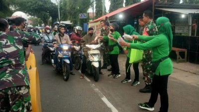 Peduli Sesama, Koramil Cimanggis Depok Bagikan Makanan Takjil Buka Puasa