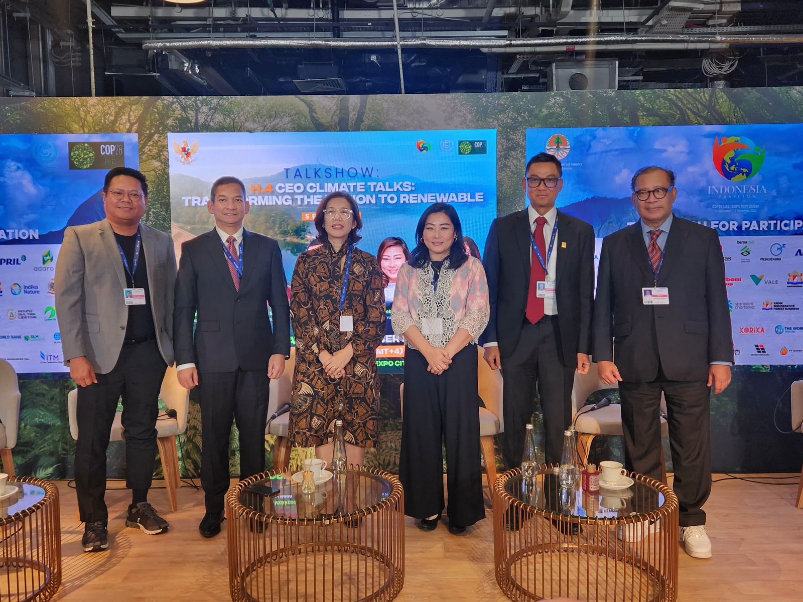 Komitmen bersama dalam bertransisi energi dalam talkshow CEO Climate Talks: Transforming The Nation to Renewable di Pavilion Indonesia COP28, Dubai, Uni Emirat Arab. Kanan ke kiri: Senior Advisor for Minister of Environment and Forestry Republic of Indonesia Efransjah, Direktur Utama PLN Darmawan Prasodjo, CEO of PT. Vale Indonesia Tbk Febriany Eddy, Director of PT. Astra International Tbk Gita Tiffany, Director of Medco Energi Amri Siahaan dan President Director of AMMAN Rachmat Makkasau.