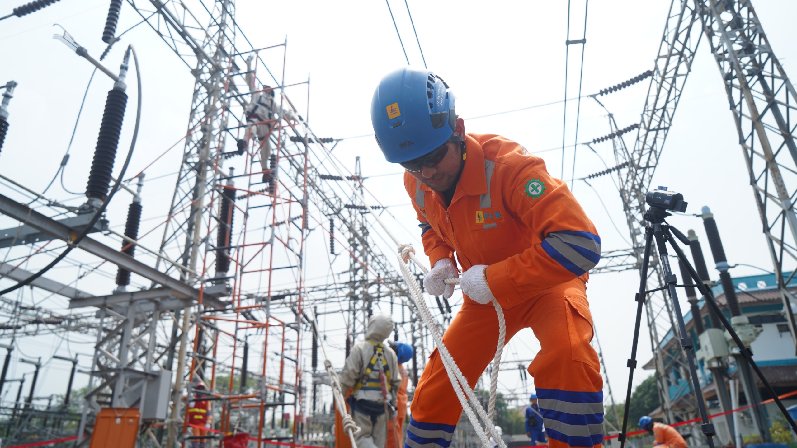 Petugas PDKB PLN dengan penuh dedikasi melakukan pekerjaan pemeliharaan pada Gardu Induk PLN