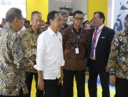 Dikunjungi Presiden Jokowi, Dirut PLN Paparkan Kesiapan Ekosistem Kendaraan Listrik di Booth PLN di PEVS 2024