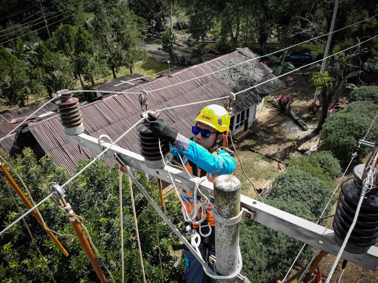 Ilustrasi Petugas PLN melakukan pemeliharaan jaringan listrik untuk meningkatkan keandalan pasokan listrik sebelum memasuki masa siaga Idul Adha 1445 H. Dok. PLN