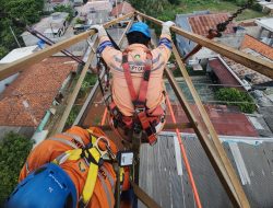 Jelang Peringatan HUT RI ke-79, PLN UIT JBB Sukses Lakukan Penggantian Isolator Tanpa Padam