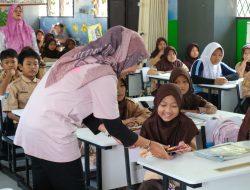 Srikandi PLN UIT JBB Tutup Roadshow Program Goes To School,  Siswa SDN 5 Cipete Diberi Ilmu Kelistrikan