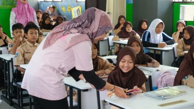 Srikandi PLN UIT JBB Tutup Roadshow Program Goes To School,  Siswa SDN 5 Cipete Diberi Ilmu Kelistrikan