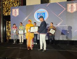 Nuraeni Widayatti  Menerima Penghargaan Kategori Public Service of The Year Jabar Banten 2024.