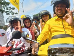 Pasangan Imam-Ririn Mendaftarkan Ke KPU Depok Mengendarai Motor Vespa