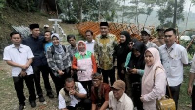 Ketua DPRD Bogor Rudy Susmanto beri bantuan kampung ramah lingkungan