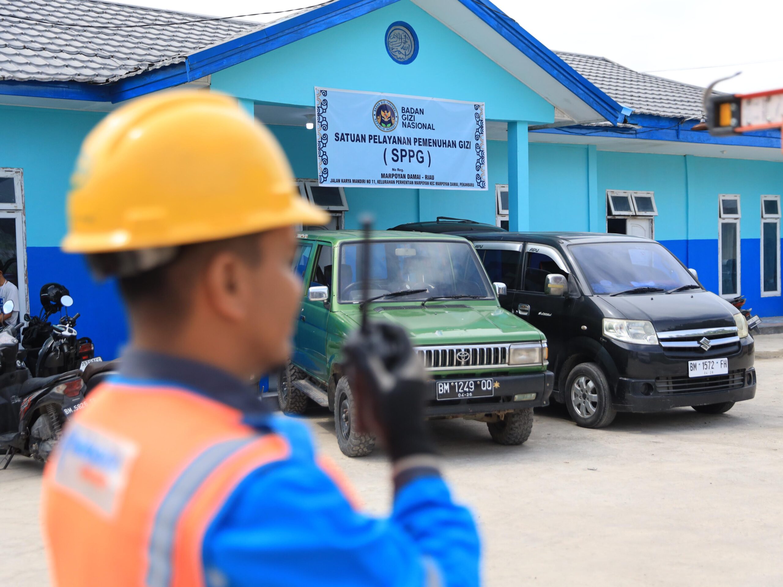 Petugas Pelayanan Teknik (Yantek) tengah berkoordinasi dengan tim teknis melalui Handy Talky saat memastikan kondisi kelistrikan Satuan Pelayanan Pemenuhan Gizi (SPPG) atau Dapur Makan Bergizi Gratis (MBG) di Kelurahan Perhentian Marpoyan, Kecamatan Marpoyan Damai, Pekanbaru.