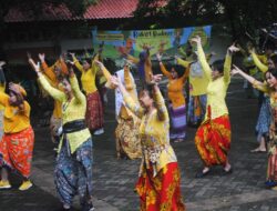 Dies Natalis UI ke-75 Tahun Dimeriahkan  Menari Jaipong Massal  Dengan Balutan Busana Kuning