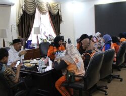 Chandra Makan Siang Bersama Pesapon dan Petugas Kebersihan di Ruang Kerjanya