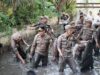 Walikota Depok Langsung  Membersihkan Sampah di Lingkungan Balai Kota Depok.