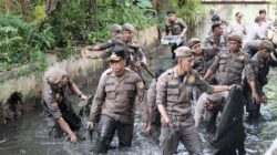 Walikota Depok Langsung  Membersihkan Sampah di Lingkungan Balai Kota Depok.